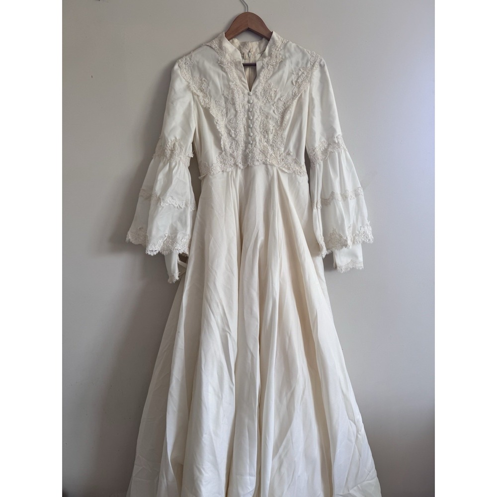 Gorgeous Ivory Lacey Bell Sleeves Wedding Dress Satin Train Elegant
